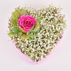 Романтика - сердце с гипсофилой и розовыми розами